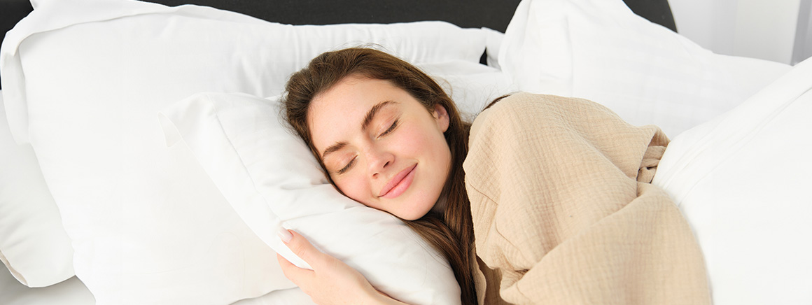 Esta es la almohada que necesitas para dormir de lado