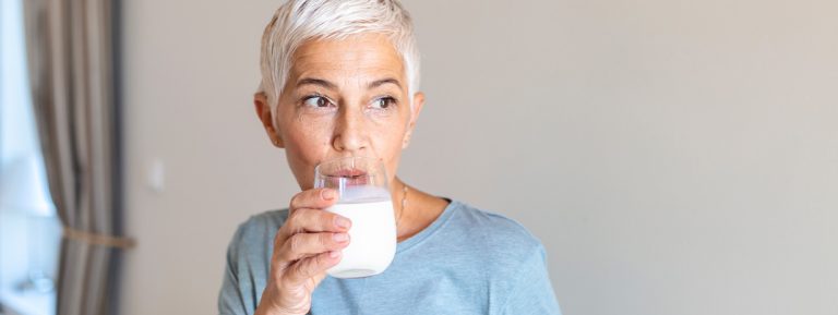 vaso de leche con miel antes de dormir