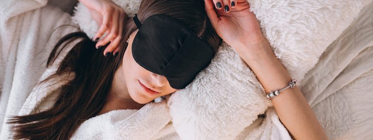 ¿Es malo dormir con pulseras o anillos?