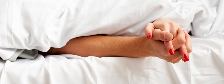 ¿Por qué se me duermen las manos al dormir?