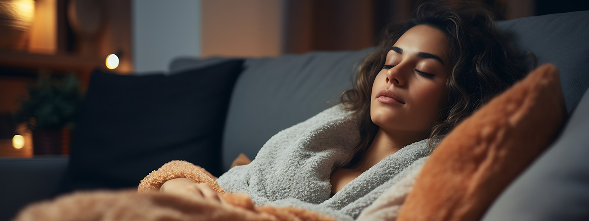 Por qué te duermes en el sofá pero después no concilias el sueño en la cama