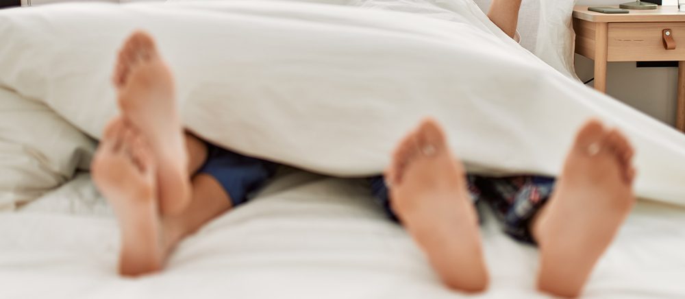 Por qué sacamos un pie de la cama para dormir