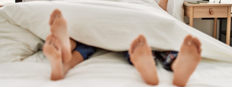 Por qué sacamos un pie de la cama para dormir